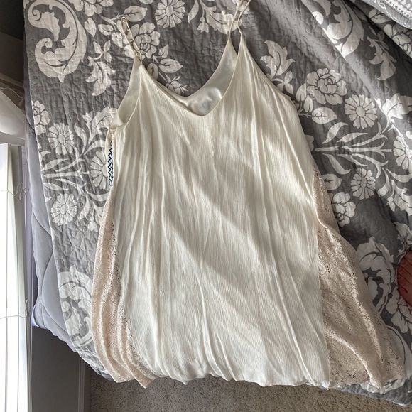 Flowy lace detailed dress - Picture 3 of 6